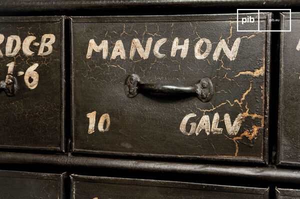 The gold inscriptions describe various objects.