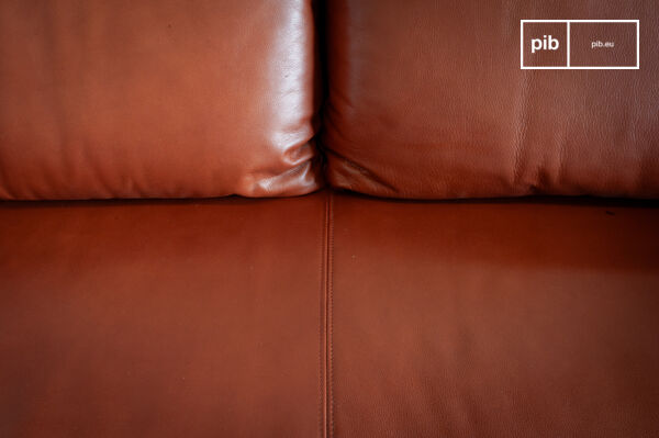 This 262 cm sofa rests on a solid oak perimeter frame with a ribbon grain finish