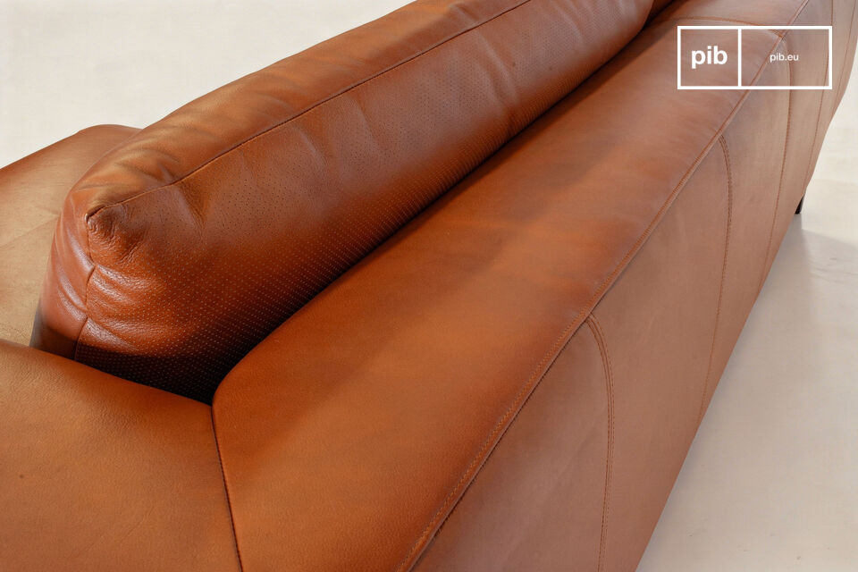 The single-piece seat is complemented by two removable backrests and pronounced curved armrests