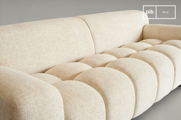 This sofa stands out for its meticulous upholstery work, structured around eight vertical segments