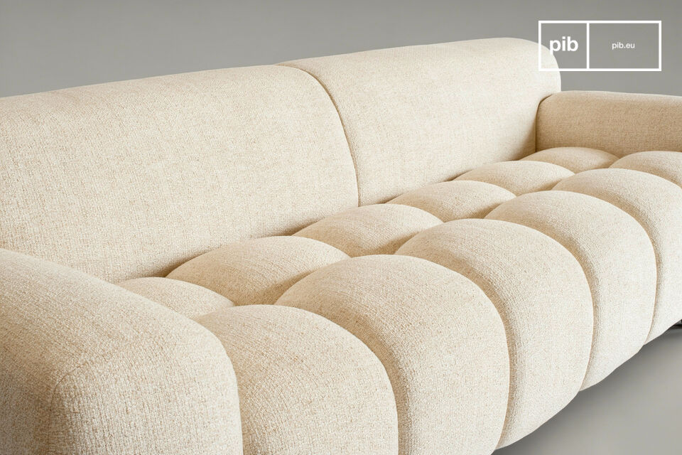 This sofa stands out for its meticulous upholstery work, structured around eight vertical segments