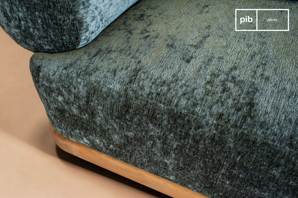 Its solid oak base surrounds a deep seat, designed for lasting comfort and an enveloping welcome