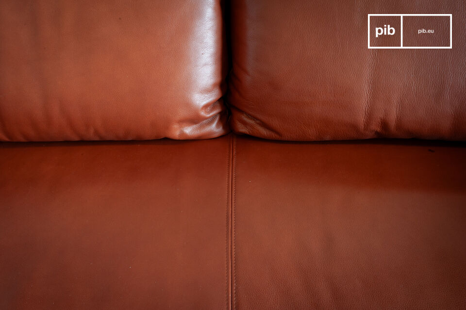 Dieses 262 cm lange Sofa ruht auf einem umlaufenden Gestell aus massiver Eiche mit patinierter