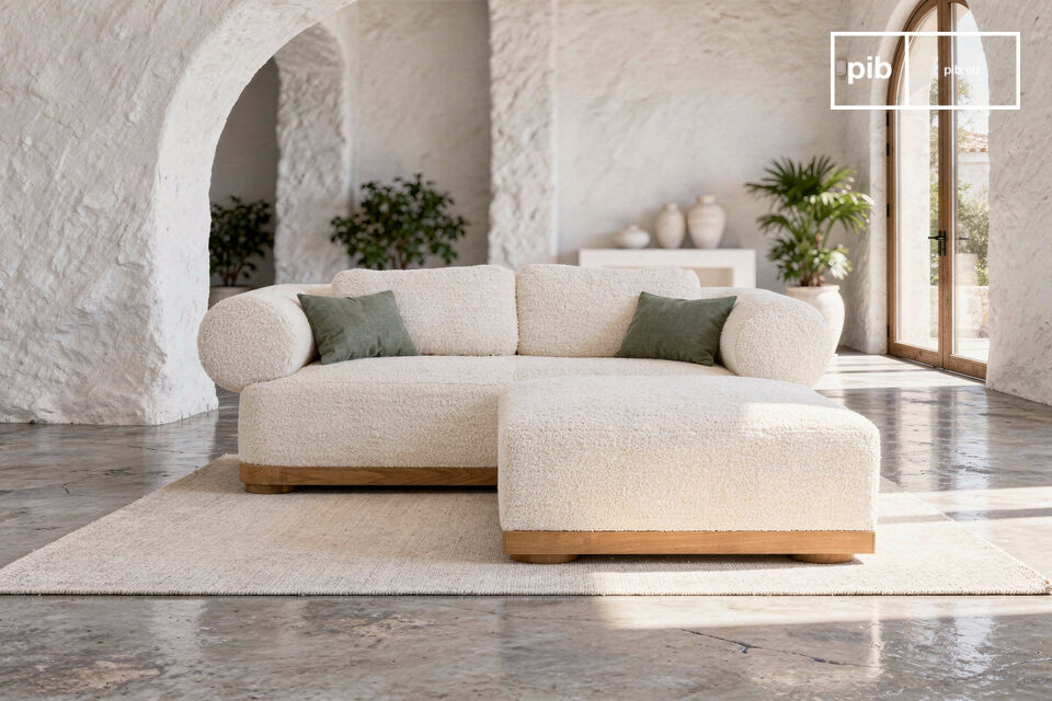 Dieses Sofa strahlt durch seine großzügigen Proportionen und die markante Bouclé-Struktur eine