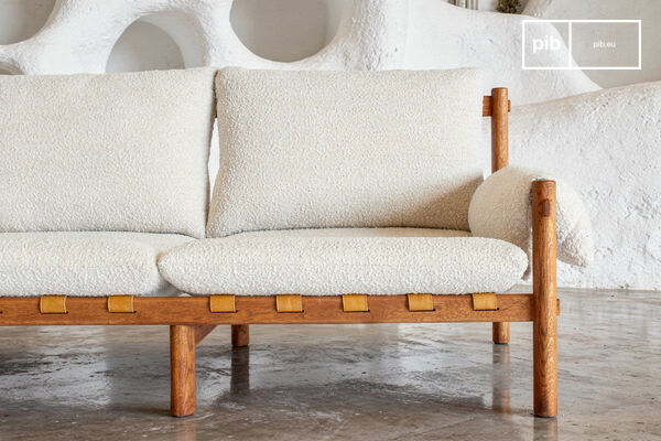 Dieses fast 240 cm breite Sofa besticht durch seine langgestreckte Form