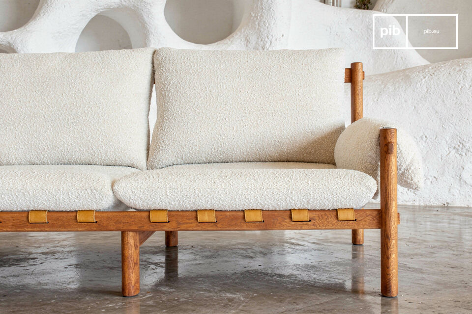 Dieses fast 240 cm breite Sofa besticht durch seine langgestreckte Form