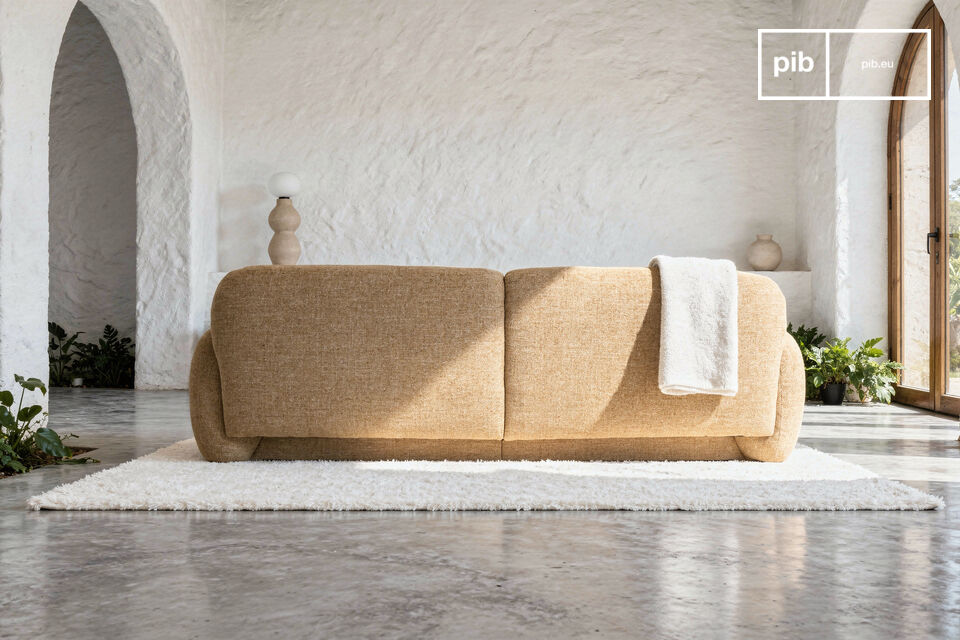 Mit einer Spannweite von fast zweieinhalb Metern prägt dieses Sofa den Wohnbereich