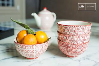 Set aus 4 kleinen bunten Schalen
