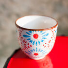 Motivos florales pintados a mano en todos los colores.