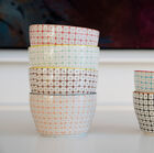 Kleine gekleurde schaaltjes, om te vullen met goede humor.