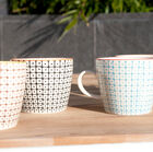 Joli lot de tasses colorées à motifs géométriques.