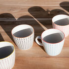 De mokken zijn gekleurd met een prachtige retro-look.