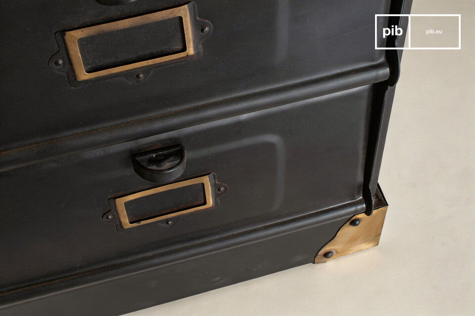 The matte anthracite finish absorbs light to reveal only the grain of the metal