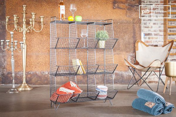 Großer Schrank mit 9 Metallbehältern.