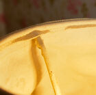 Son intérieur est soutenu par trois branches métalliques.