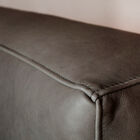 The seams are elegantly stitched, well aligned, the feets are thin, giving a light and airy look