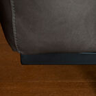 Even if the metal structure is thin and slim, the solidity of this sofa remains exemplary