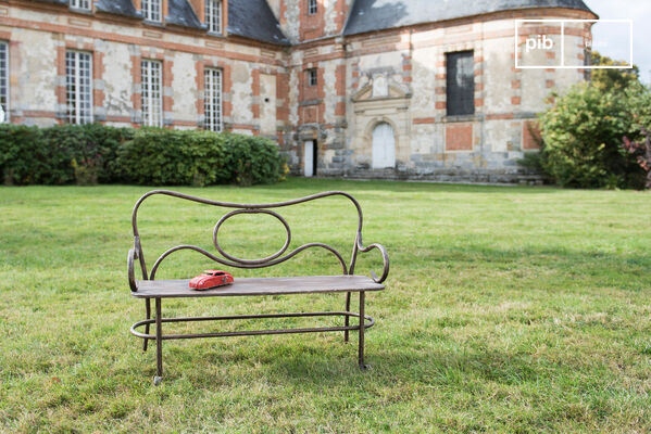 Gemaakt van gepatineerd metaal, het zal schitteren in uw tuin.