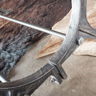 Sichtbare Schrauben und Halbkreis aus Gusseisen.