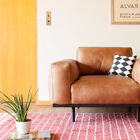 Een design fauteuil met harmonieuze lijnen.