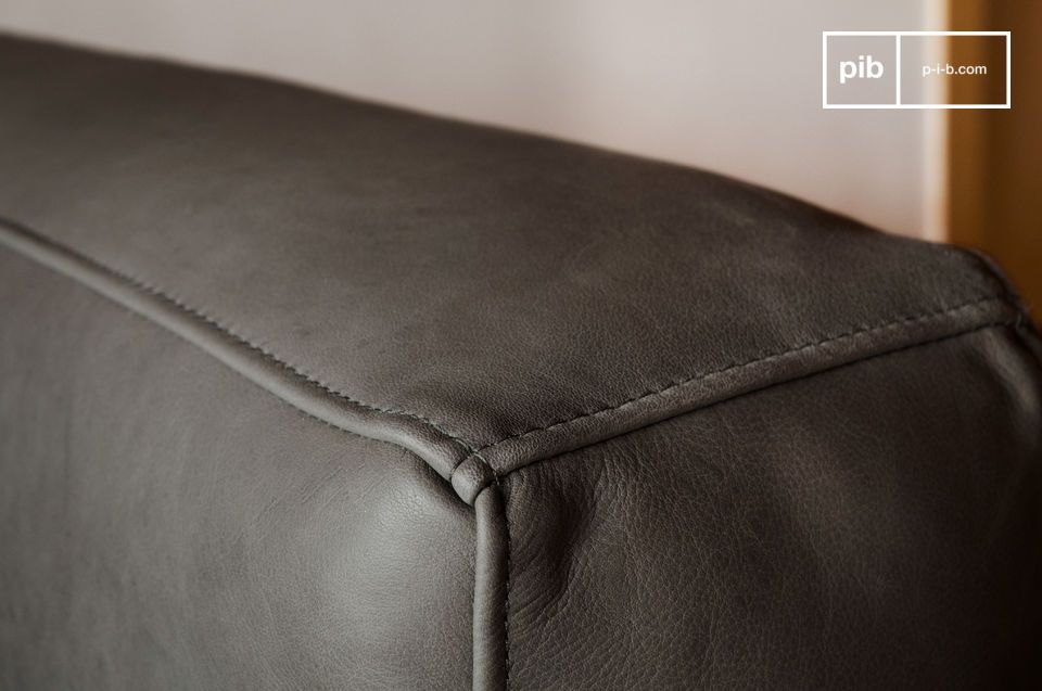 Met zijn vintage lijnen uit de jaren \'60 en zijn grijs lederen schelp brengt deze bank de retro