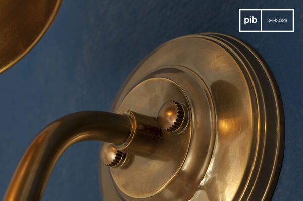 Una lampada da parete dorata calda e caratteristica