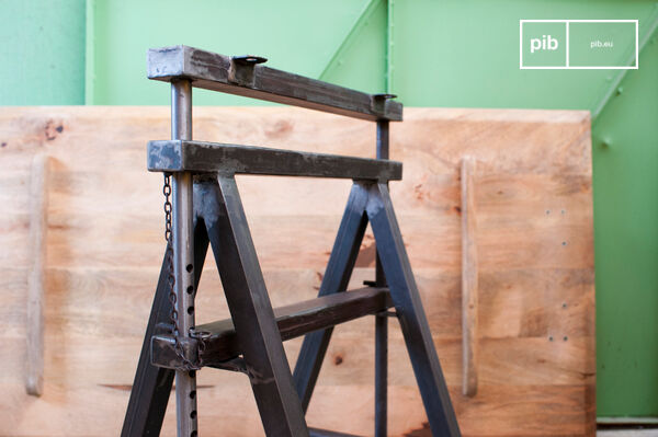 Patinated finishes for a sublime aged effect.