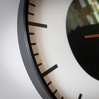 Die Uhr ist ansprechend mit ihren schlichten Linien.