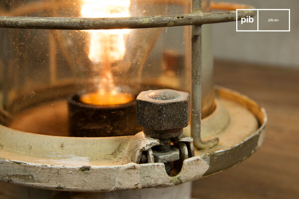 Chaque pièce étant unique, le verre et la peinture peuvent varier.