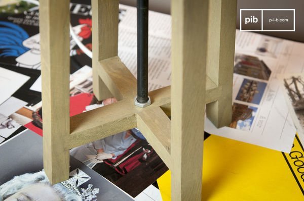 A pretty light-coloured base, very elegant.