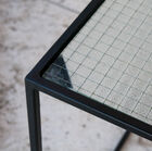 Die Glas- und schwarze Struktur bildet einen schönen Kontrast zum Tisch.