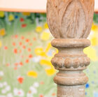 Deze lamp is gemaakt van massief hout en heeft een prachtige afwerking