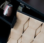 Die schwarze Metallstruktur steht im idealen Kontrast zu hellem Holz.