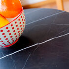 Round top in dark marble with white ribbing.