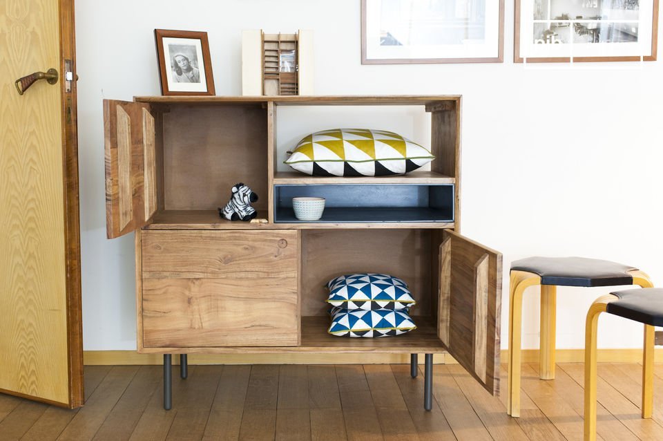 Los muebles están hechos de madera maciza de acacia aceitada y ofrecen un resultado muy mate.  .