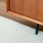 Pequeña, elegante y esbelta base de metal negro.