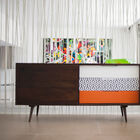 Hermoso mueble nórdico hecho de madera natural.