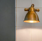 Una encantadora luz de bistro en latón antiguo