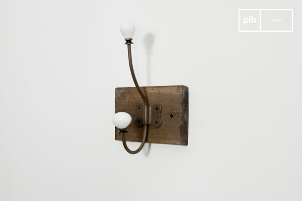 Questo accessorio stile vintage dalle finiture di qualità donerà stile da vendere all\'ingresso di