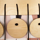 I supporti sono eleganti cerchi rotondi in legno.