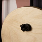 Graziose cinghie di pelle scura tengono i portapacchi in posizione.