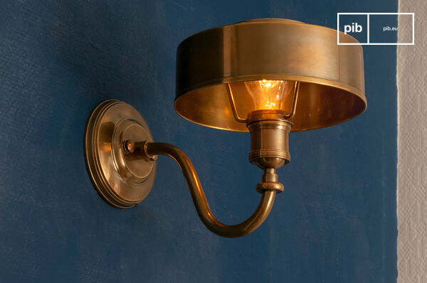 Grâce à sa lumière chaude, cette lampe crée une atmosphère douce.