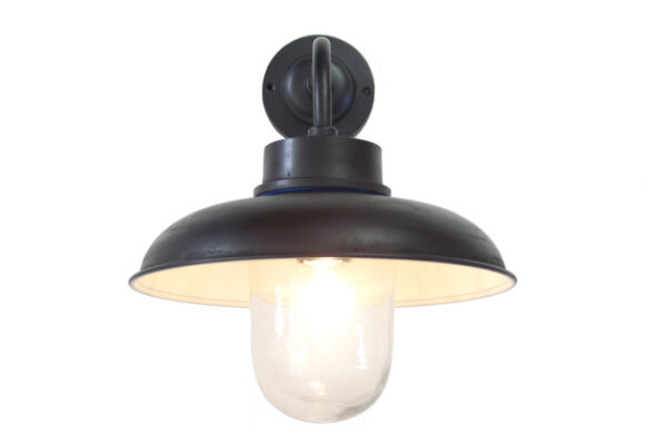 L'extérieur de l'abat-jour est peint en noir patiné alors que l'intérieur est blanc pour décupler le flux lumineux.