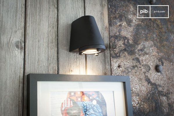 Le flux lumineux est dirigé vers le bas, concentré en faisceau pour mettre en valeur un détail ou un objet.