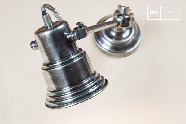 Applique orientable métallique plaquée argent.