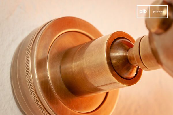 Un jeu de ciselures fines souligne la bague de fixation et apporte une touche décorative discrète.