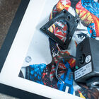 La lampada a parete viene inserita in una base fissata direttamente alla parete.