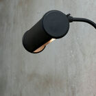 Sobre et pragmatique, cette applique noire est simplement chic.