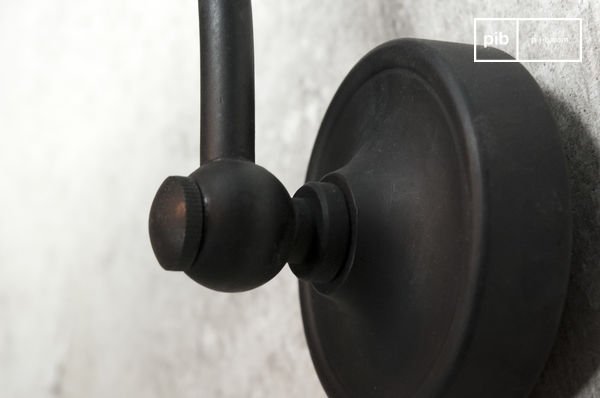 La rosace murale simple assure une fixation élégante sans éléments superflus.