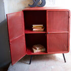 Bellissimo spazio di archiviazione per questo mobile in metallo patinato.